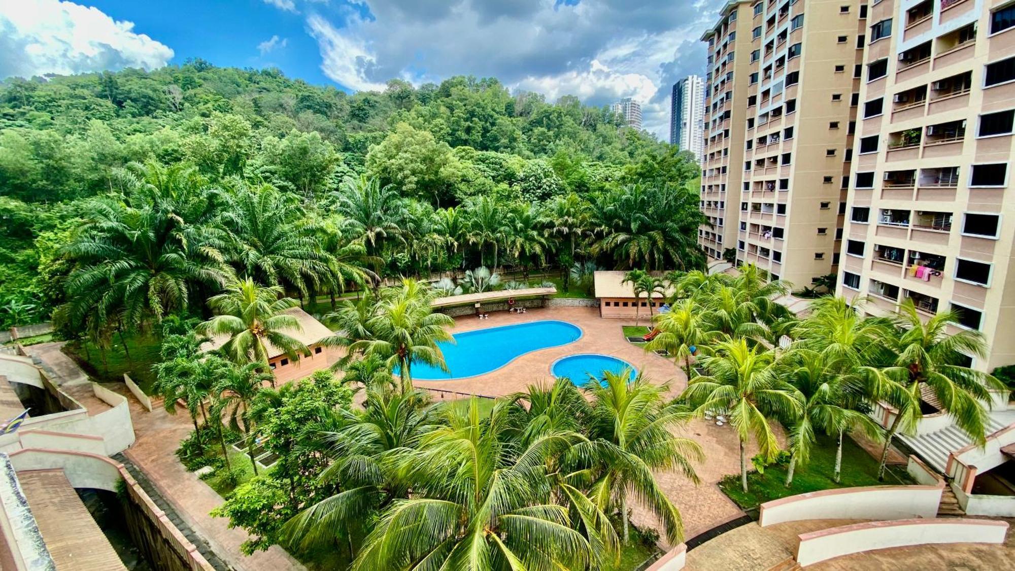 Putravilla Condominium Lovely & Spacious With Public Pool Kampong Kerdas 외부 사진